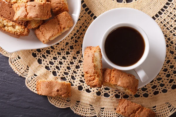 Badem ile kahve ve kurabiye cantuccini. Yatay Üstten Görünüm — Stok fotoğraf