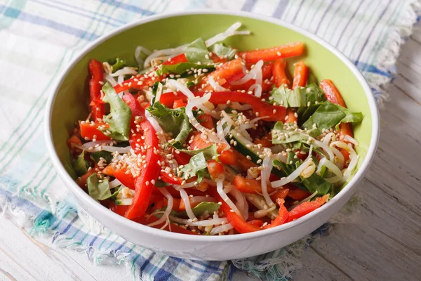 Salada de legumes com brotos, pimentas e gergelim closeup. horizonte — Fotografia de Stock