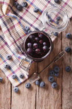 Taze yaban mersini reçeli cam kavanozda. Dikey Üstten Görünüm