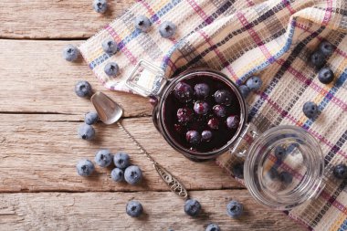 Taze yaban mersini reçeli cam kavanozda. Yatay Üstten Görünüm