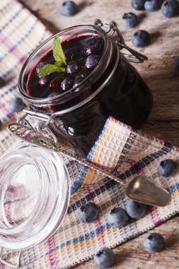 Marmelat blueberry bir cam kavanoza kapatın. dikey