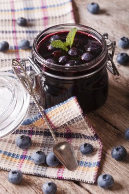 Rustik yaban mersini reçeli cam kavanozda kapatın. dikey