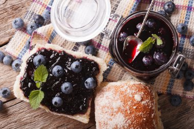 Böğürtlenli reçel ve tatlı topuz yakın çekim masanın üzerinde. yatay olarak