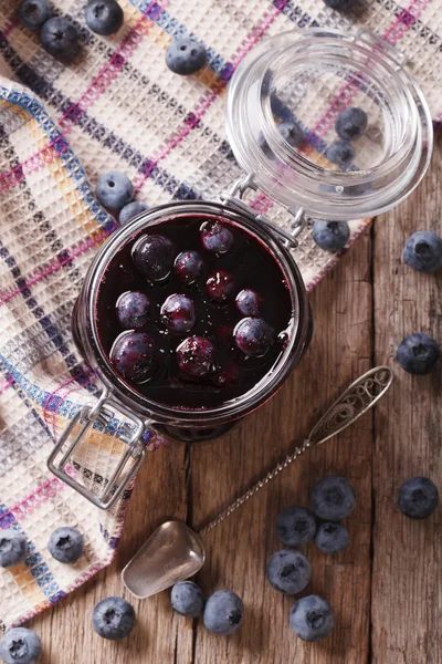 Fresh blueberry marmalade in a glass jar close up. Vertical top — Stock Photo, Image