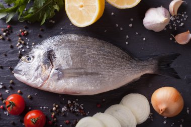 Hazırlık ham yemek için balık dorado malzemeler closeup ile