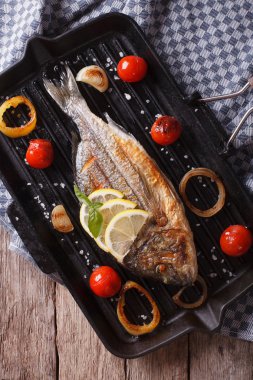 Balık ızgara ızgara dorado hazırlama süreci. Verti