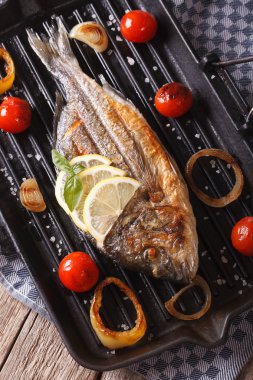 Dorado balık ızgara sebze closeup ile pan. Dikey t