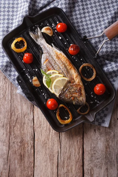 Dorado fisk madlavning på grillen pan close-up. lodret topvisning - Stock-foto