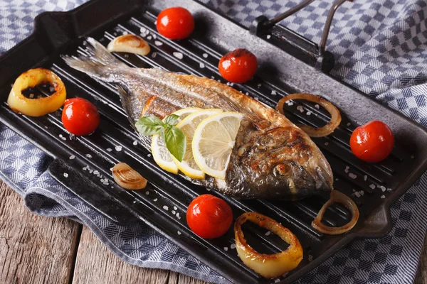 Gegrillter Dorado-Fisch mit Gemüse hautnah auf einer Grillpfanne auf dem — Stockfoto
