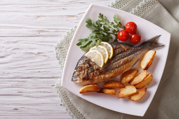 Pesce dorado alla griglia con patate fritte. vista dall'alto orizzontale — Foto Stock