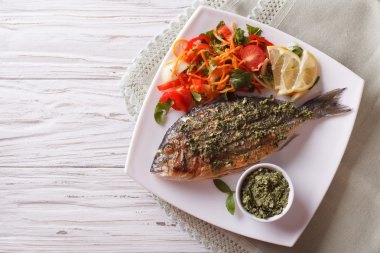 Pesto ve sebze salatası ile ızgara dorado balık. Horizonta için