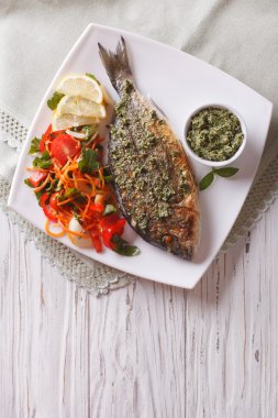 Pesto ve sebze salatası ile ızgara dorado balık. Dikey üst