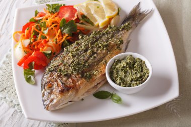 Pesto ve sebze salatası ile ızgara dorado balık. Yatay