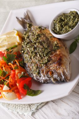Izgara Dorado pesto sos ve taze salata closeup ile. Vertica