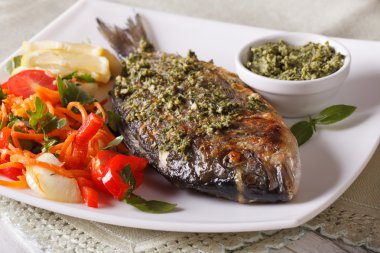 Pesto ve salata makro ile yaldızlı kafalı çipura balık. Yatay