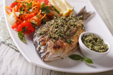 Izgara Dorado pesto sos ve taze salata closeup ile. ufuk