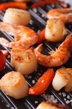 Tarak, karides ve sebze ızgara makro üzerinde. dikey
