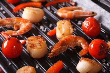 Midye ve karides ızgarada kızartılmış kadar yakın. Yatay