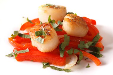 kırmızı biber yakın bir plaka üzerinde çekim ile kızarmış tarak. Yatay