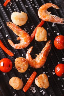 Midye ve karides ızgara yakın çekim üzerinde yemek. Dikey Üstten Görünüm