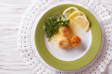 sos ve limon ile kızarmış tarak. Yatay Üstten Görünüm 