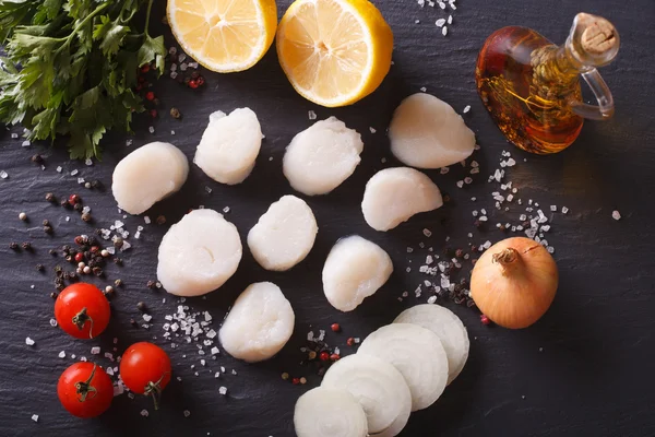 Raw scallops and vegetables for cooking close-up. Horizontal top — Stock Photo, Image