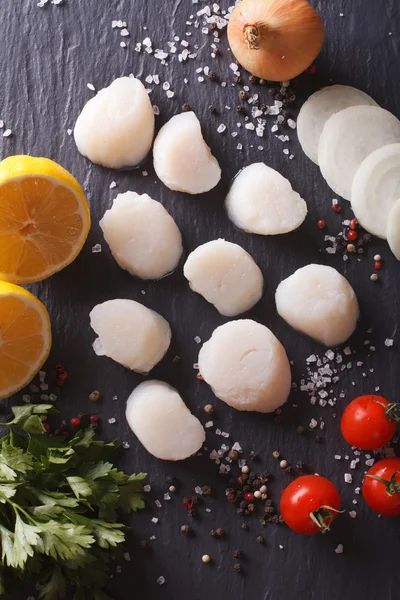 Raw scallops and ingredients for cooking close-up. Vertical top — Stock Photo, Image