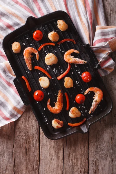 Gegrilde garnalen en mosselen op de grill pan. verticale bovenaanzicht — Stockfoto