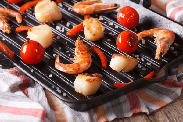Vieiras e camarão são fritos em uma panela de grelha close-up. Horizonta — Fotografia de Stock