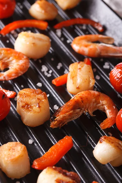 Scallops and shrimp are fried on the grill close up. vertical — Stock Photo, Image