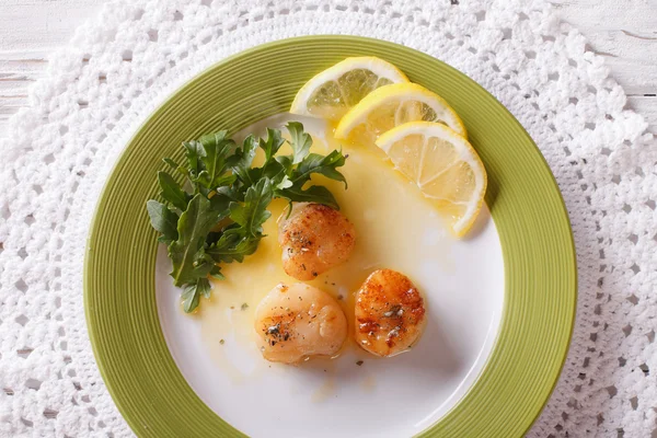 Fried scallops with sauce and lemon close-up. horizontal top vie — Stock Photo, Image