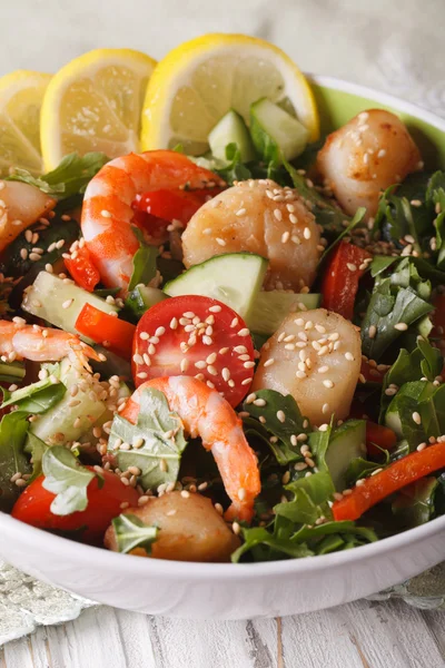 Ensalada con camarones, vieiras y verduras frescas de cerca. Verti. — Foto de Stock