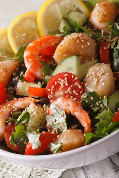 Салат из морепродуктов с овощами крупным планом в миске. вертикальная — стоковое фото