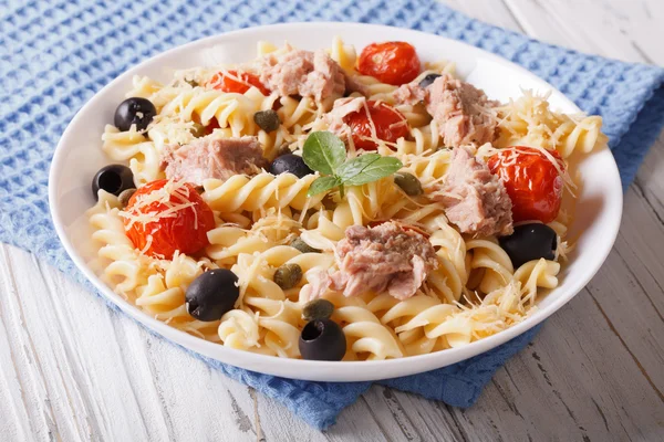 Fusilli pasta with tuna, tomatoes and parmesan on the table. hor — Stock Photo, Image