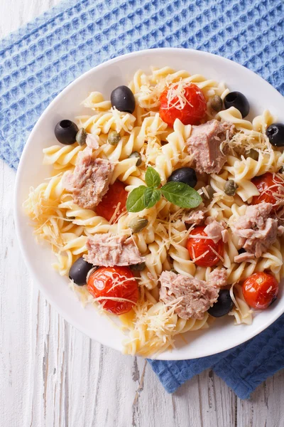 Makaron Fusilli z tuńczyka, pomidorami i parmezanem zbliżenie. pionowe — Zdjęcie stockowe