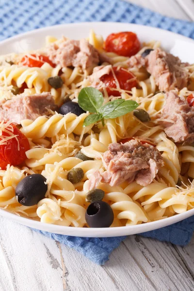 Makaron Fusilli z tuńczyka, parmezanem i pomidory w misce blisko u — Zdjęcie stockowe