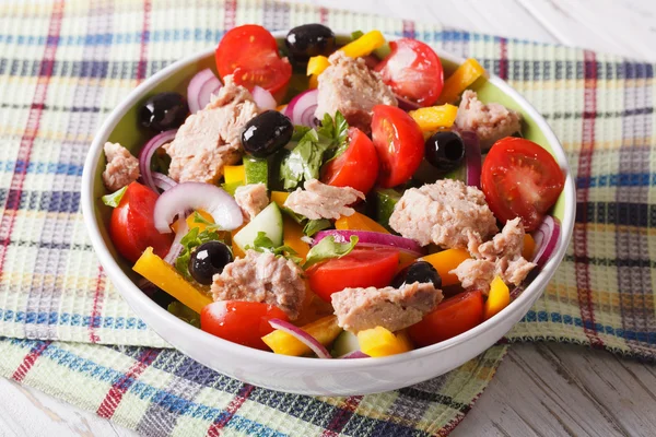Fräsch sallad med tonfisk och grönsaker i en skål. horisontella — Stockfoto