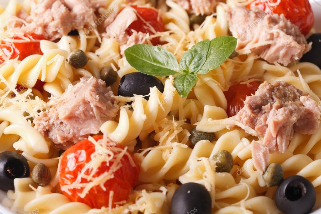 Теплый салат с пастой и тунцом