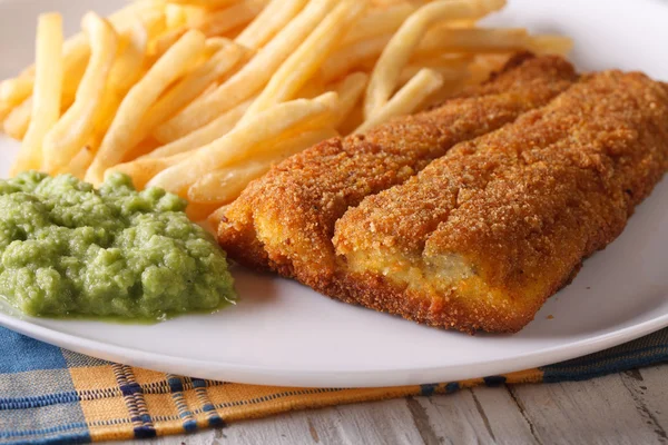 Angličtina jídlo: Smažené rybí filé a čipy close-up na talíři. — Stock fotografie