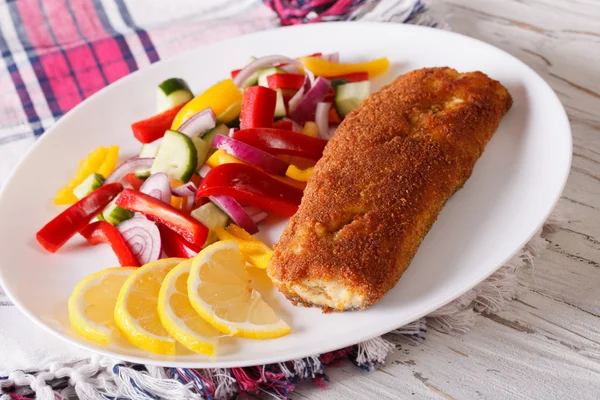 Pesce fritto impanato con verdure fresche e un limone. orizzontale — Foto Stock