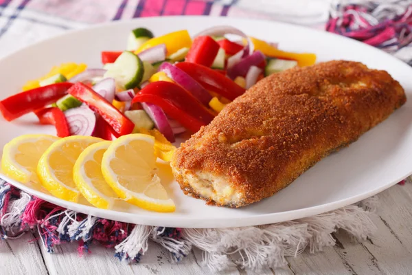 Pesce fritto impanato con insalata di verdure fresca primo piano. orizzonte — Foto Stock
