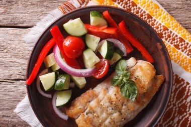 Izgara beyaz balık sebze yakın çekim ile. Yatay Üstten Görünüm