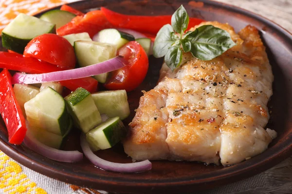 Grillen visfilets en vers fruit salade close-up — Stockfoto