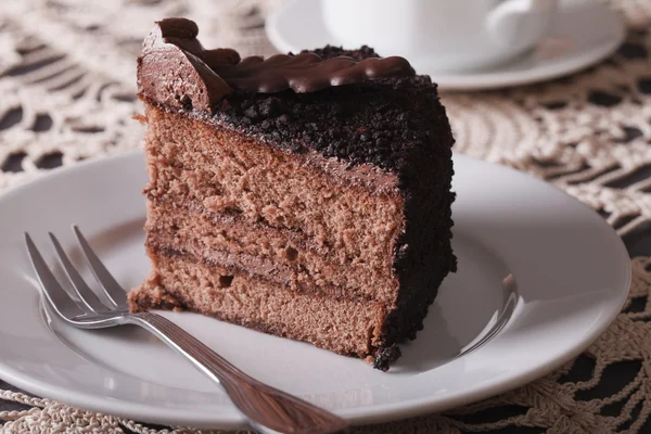 Кусок темного шоколадного торта на тарелке крупным планом. Горизонталь — стоковое фото
