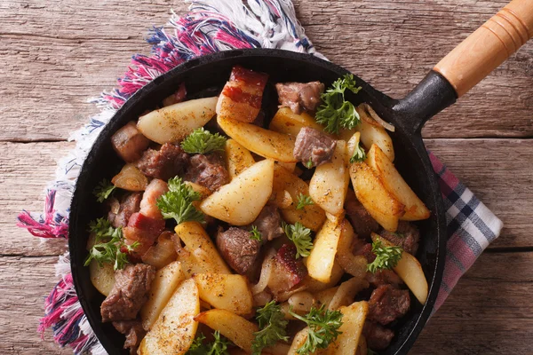 Сільська смажена картопля з м'ясом на сковороді крупним планом. горизонтальний до — стокове фото