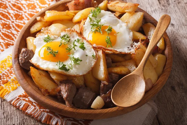 Cozinha tirolesa: batatas fritas com carne e ovos closeup em um — Fotografia de Stock