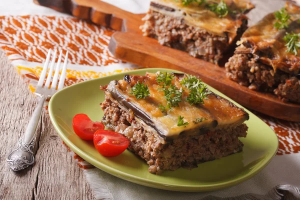 Porción de moussaka con berenjena en un primer plano. horizonta —  Fotos de Stock