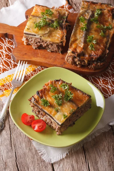 Porción de moussaka con berenjena en un primer plano. Vertical —  Fotos de Stock