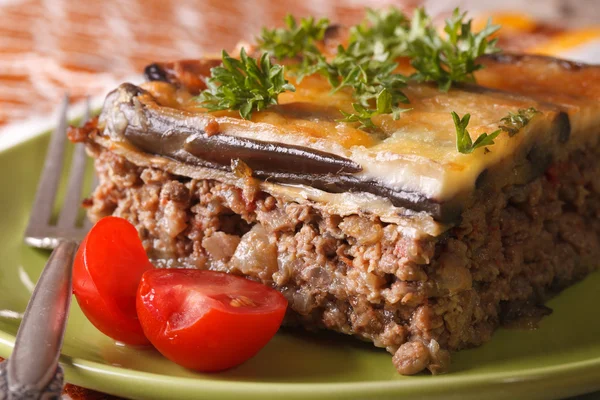 Porție de moussaka grecesc delicios pe farfurie aproape. horiz — Fotografie, imagine de stoc