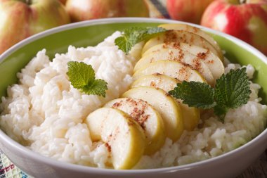 elma ve tarçın makro ile sütlaç. Yatay